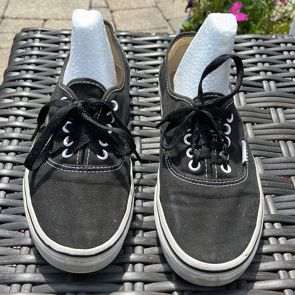 VANS Black unisex sneakers lace up Men’s Sz 7.5 women’s s 9